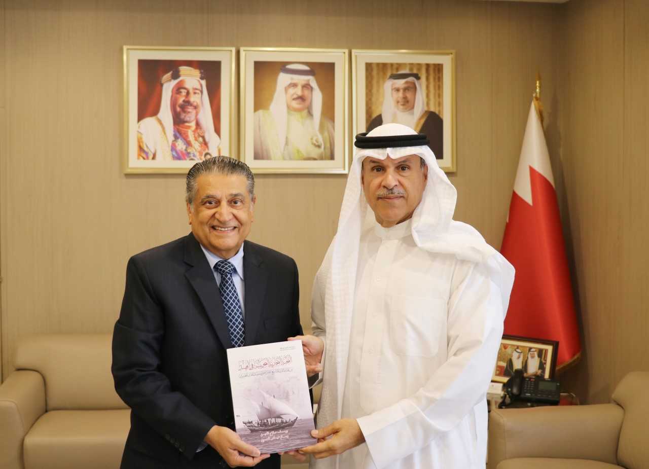 وكيل شئون الجنسية والجوازات والإقامة يتسلم نسخة من كتاب 